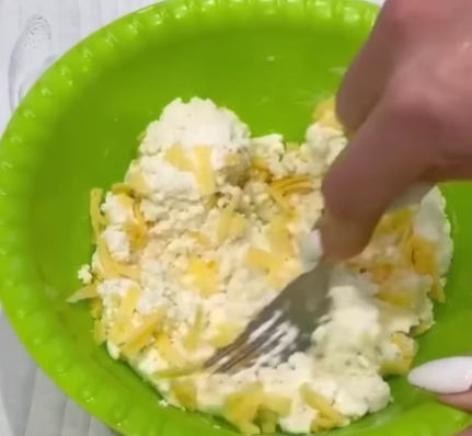 Мини-хачапури с сыром: невероятная вкуснотища на завтрак за полчаса